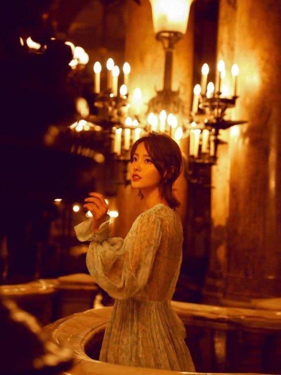 张嘉倪真是衬衫搭配高手,造型百搭实用,气质甜美还减龄