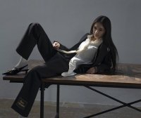 杨幂拍摄时尚杂志,OVERSIZED马甲配开叉裙美腿太吸睛