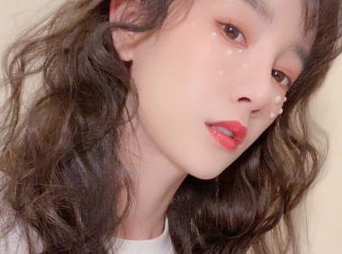 张檬官宣恋情后换新发型晒出自拍照，像极了18岁小姑娘的模样