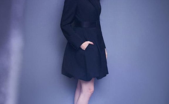 姚晨脖子上带了个又圆又绿的饰品,配黑衣服太招摇