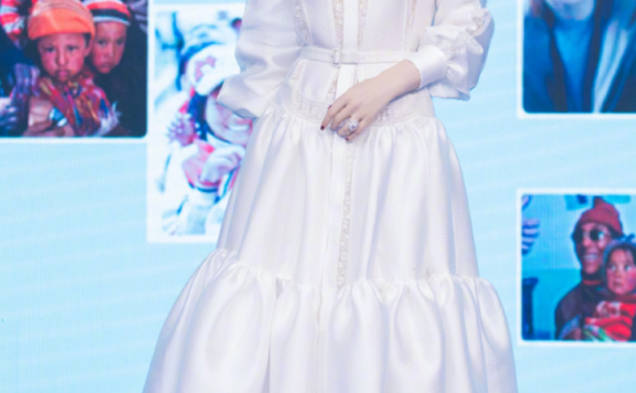 范冰冰穿“牛奶裙”现身,奶油肌太出众,太精致迷人了