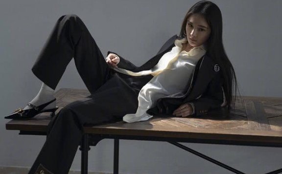 杨幂拍摄时尚杂志，OVERSIZED马甲配开叉裙美腿太吸睛