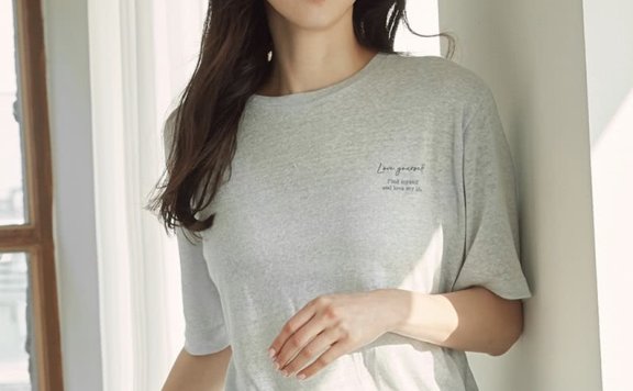 全智贤拍时尚大片,T恤配长裤都挡不住美貌