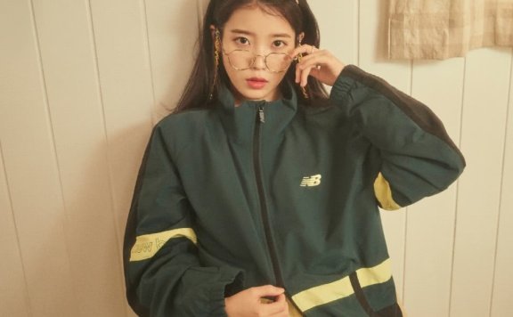 IU李知恩更新INS!蓝色连衣裙搭配渐变粉发型,气质灵动太可爱