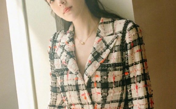 许玮甯穿7万的格纹连体裤配公主头,优雅甜美似少女