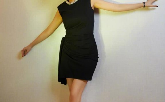 朱茵穿小黑裙配超短发气质出众,婚后更有韵味