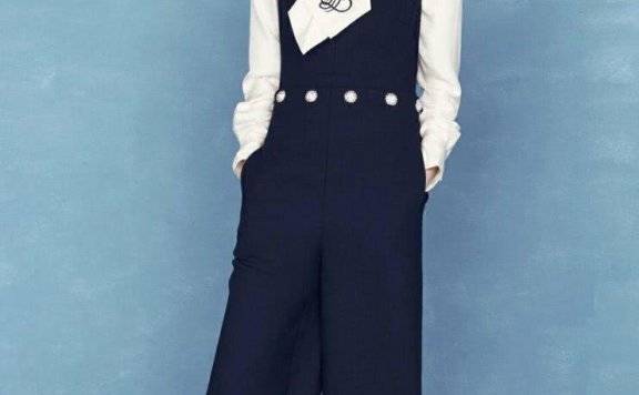 金高银条纹衬衫下搭牛仔中裤舒心惬意，微卷长发很优雅