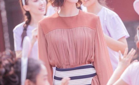 最近火了“长裙叠穿半身裙”穿搭,刘诗诗、倪妮也喜爱