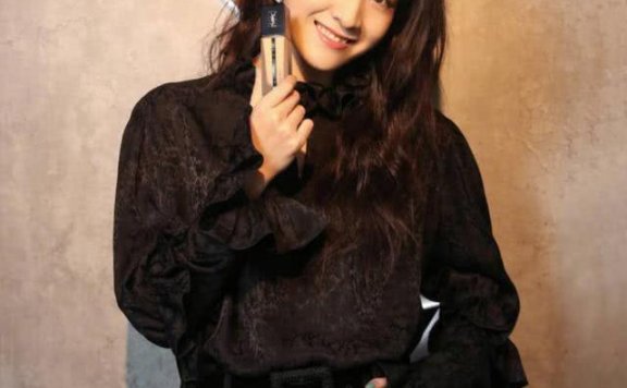 张雪迎多爱复古风？看到她把“城市”穿在身上才知道她为何火