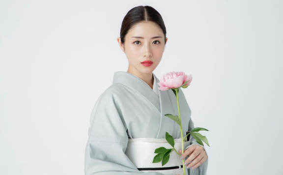 石原里美新剧未播先红?甜美、名媛、干练,你更喜欢哪一款的她?