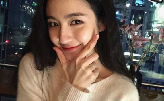 李兰迪穿超细吊带衣,扶下巴的手拿下去之后发现:平平的小仙女