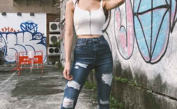 蔡卓宜拿“儿童吊带”当上衣穿,这腰也太性感了吧