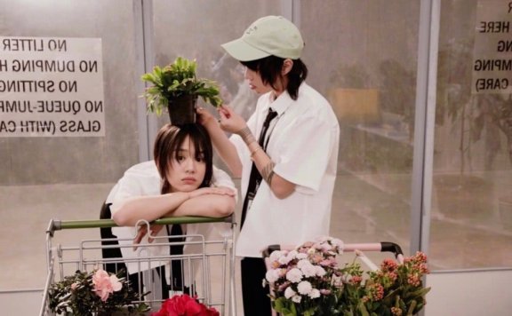 马思纯窦靖童拍闺蜜情杂志大片，留同款发型穿同款服装太好看