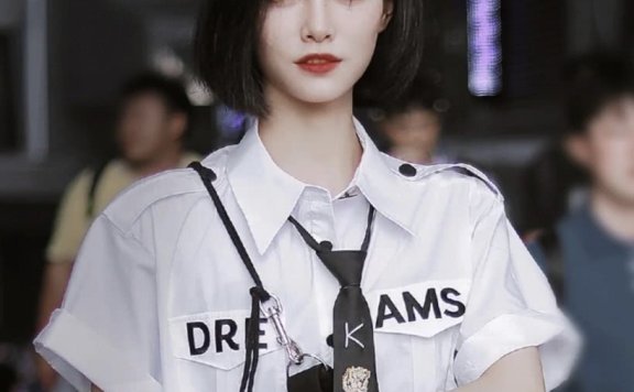 超A绝美舞担许佳琪,台上台下判若两人,短发可盐可甜还能御姐
