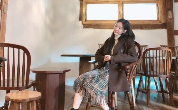徐贤单飞后从少女变女人,斜肩背心配白裤性感成熟得认不出