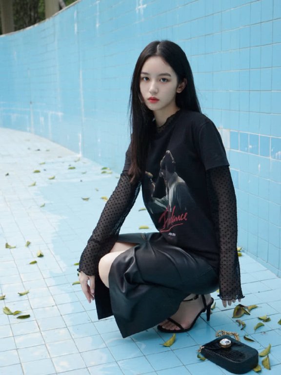 周也穿T恤配开叉皮裙，气场太强大