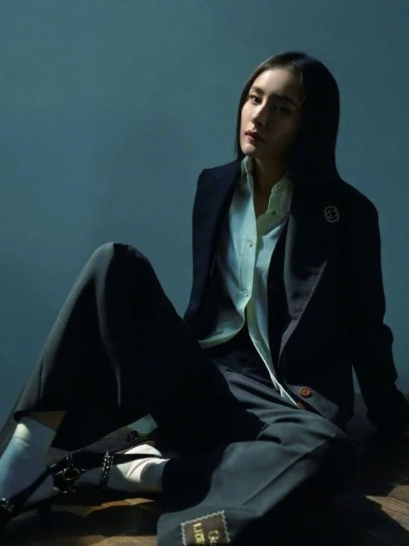 杨幂恋情曝光？不过我们更关心的是漂亮姐姐的时装大片