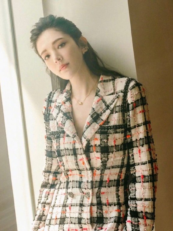 许玮甯穿7万的格纹连体裤配公主头,优雅甜美似少女