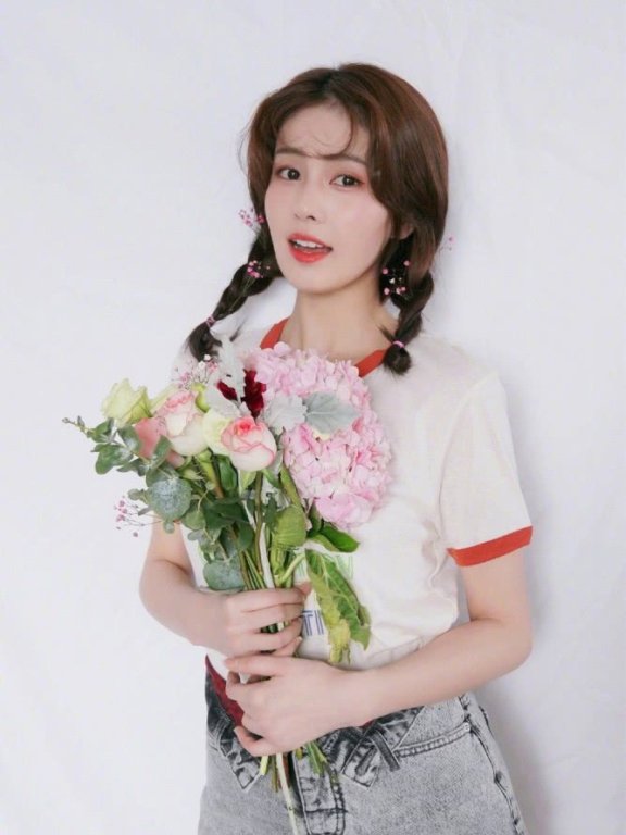 白鹿穿碎花装配锁骨发拍时尚写真，复古甜美