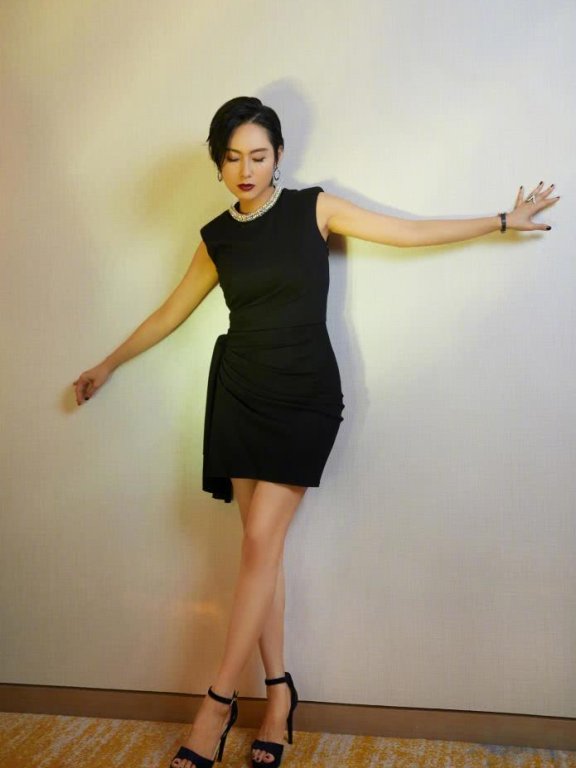 朱茵穿小黑裙配超短发气质出众,婚后更有韵味
