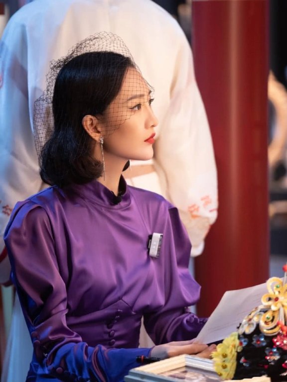 王鸥登节目,众人目光却都被大红唇吸引
