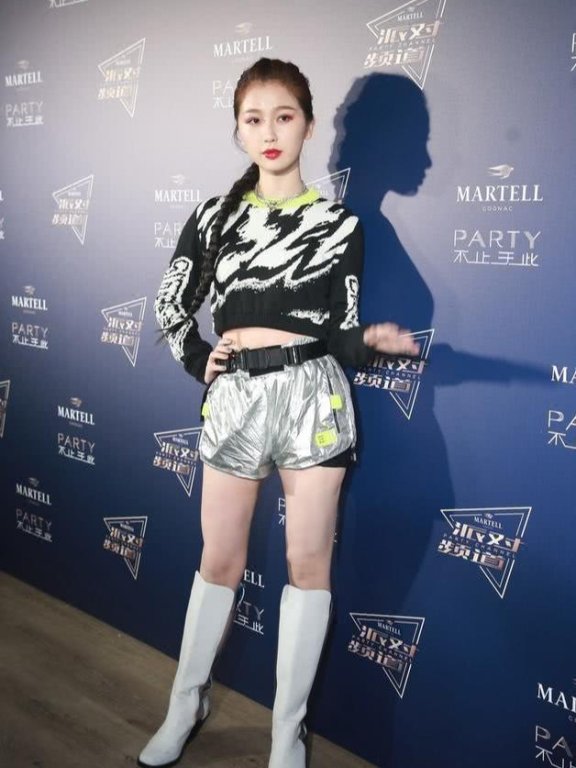 虞书欣黑白毛衣配银色短裤秀身材，时尚又精致