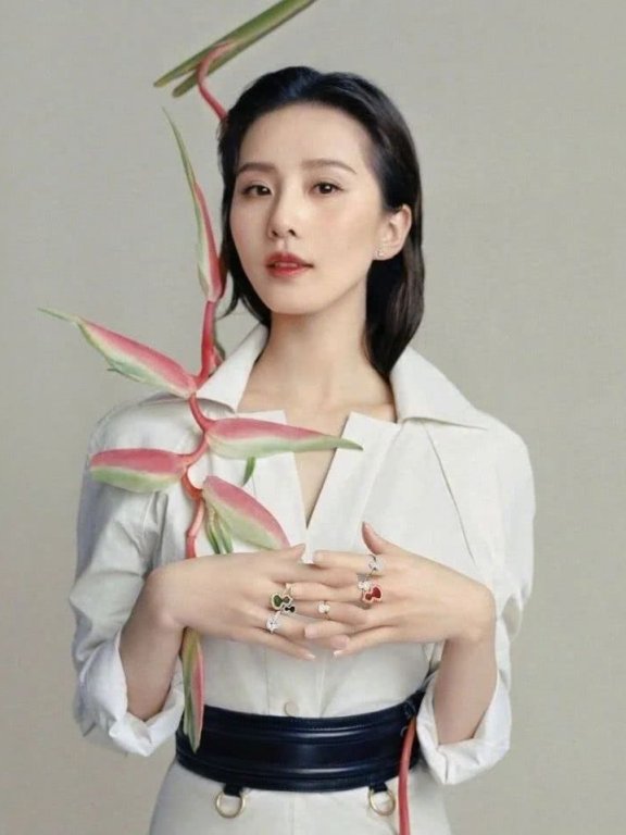 刘诗诗复工出新刊,白衣造型气质温婉