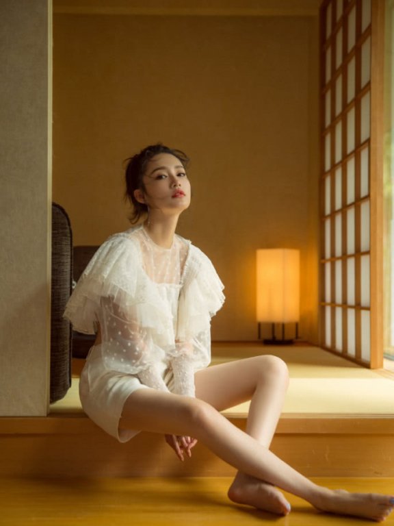 李沁穿波点上衣美成小仙女,搭对短裤腿又细一圈