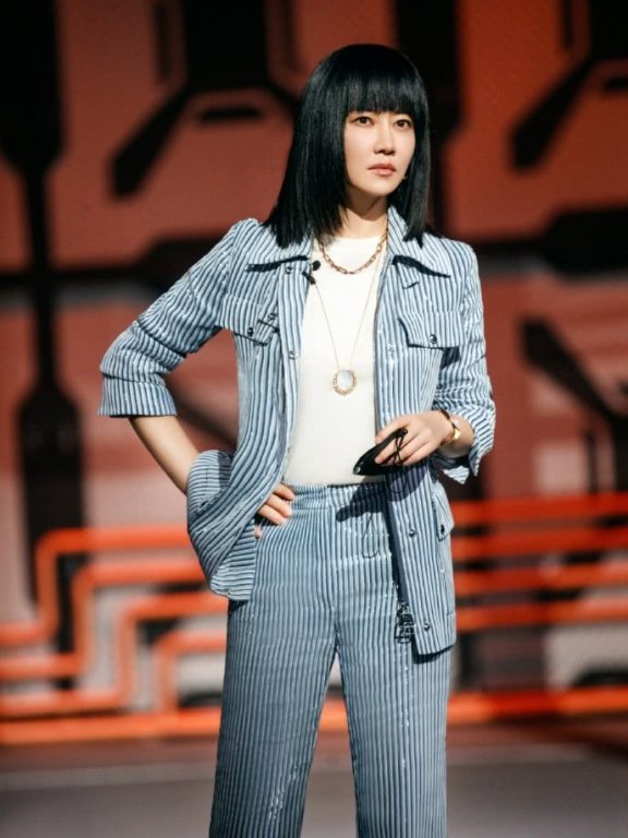 谭卓穿条纹西装,配“埃及艳后”短发气质太好