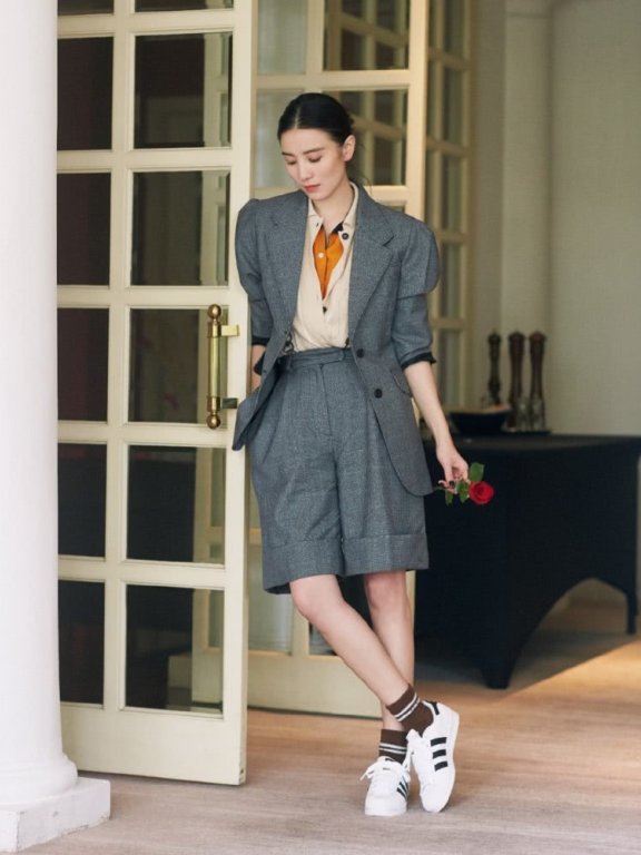 宋佳穿衬衫配廓形西装，手拿玫瑰又飒又美