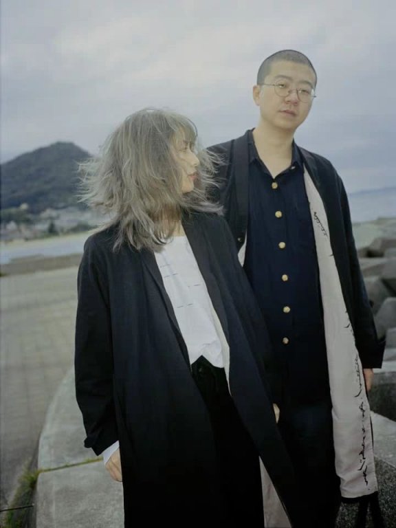 李诞与爱妻黑尾酱同框,穿情侣装高调秀恩爱