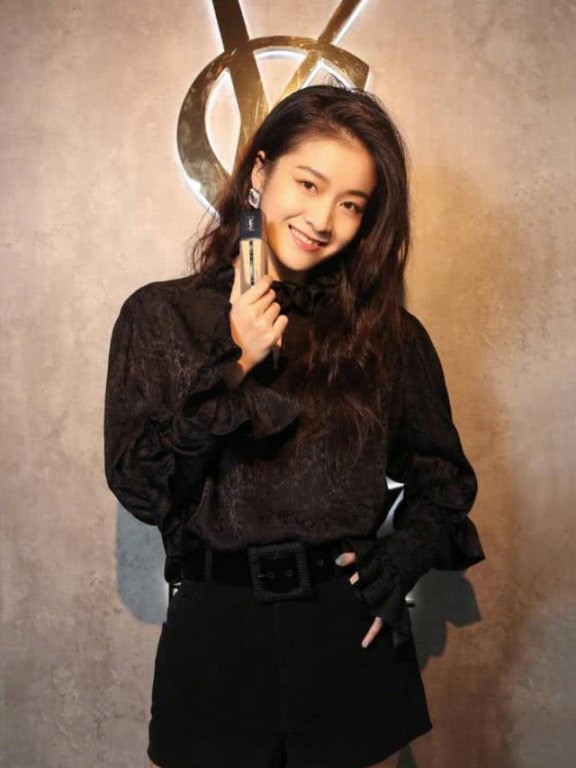 张雪迎多爱复古风？看到她把“城市”穿在身上才知道她为何火