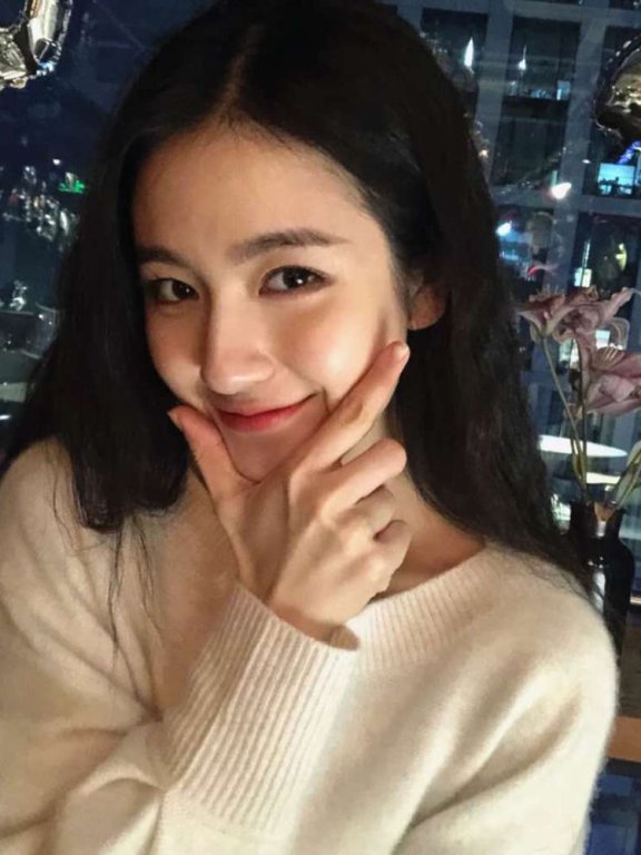 李兰迪穿超细吊带衣,扶下巴的手拿下去之后发现:平平的小仙女