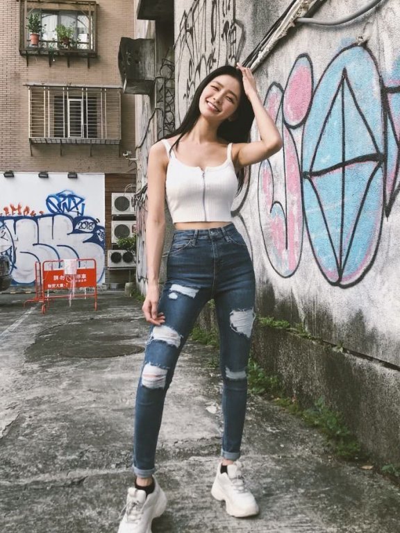 蔡卓宜拿“儿童吊带”当上衣穿，这腰也太性感了吧