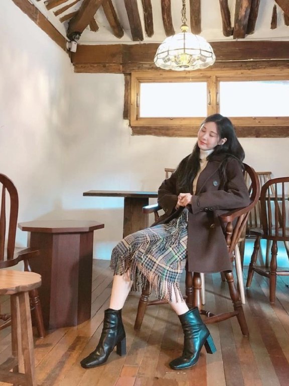 徐贤单飞后从少女变女人,斜肩背心配白裤性感成熟得认不出