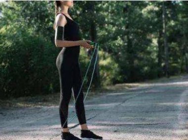 7跳绳能减肥吗 掌握跳绳的动作要领保证让你瘦下来