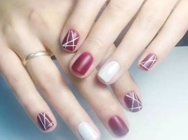 2020最新气质美甲图片新款式,显手白的春款美甲图案