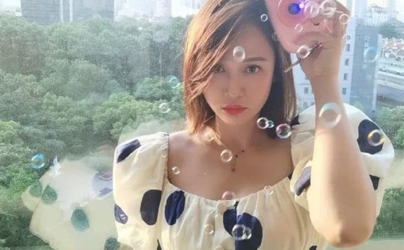 陈乔恩谈恋爱颜值都回春了,穿公主裙吹泡泡看着像小女孩