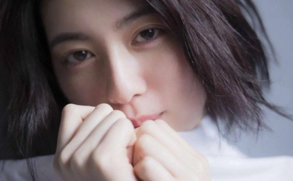 三吉彩花白T女友风格写真