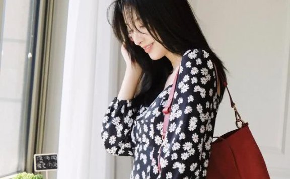 清爽GIRL张俪气质撩人,小雏菊露脐装配牛仔美翻天际