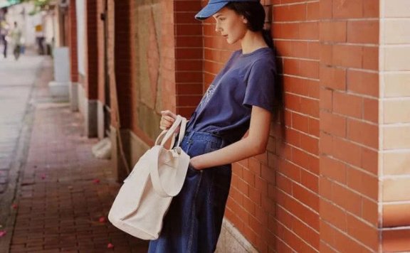 夏季T恤搭配这条裤子时尚不挑人,照着穿就好了