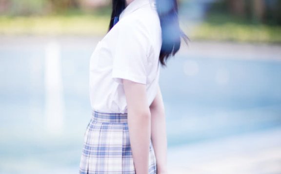 周洁琼衬衫配百褶裙穿成“漫画女主”，笑起来连空气都变甜了