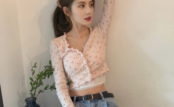 王思聪现女友甜仇太甜美!近照T恤配丸子头嫩的像高中生