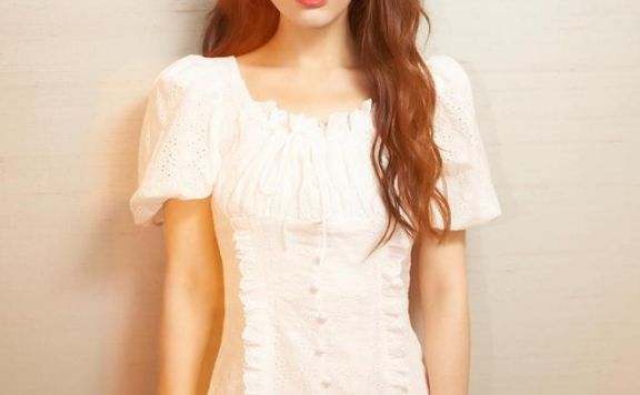 吴昕新发型造型惊艳了，穿白色连衣裙高级感满满