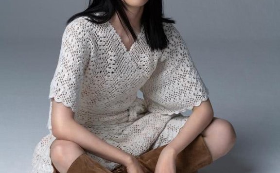 童谣秀“少女背”!佝偻背显慵懒美,被老公宠成了公主