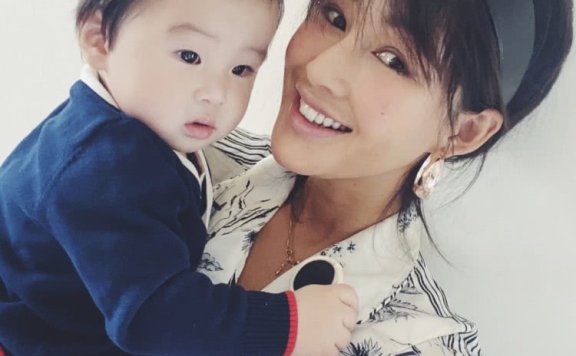 陈燃穿睡衣风衬衫配牛仔阔腿裤,辣妈秒变帅气少女