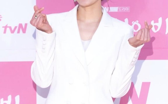 “不老女神”张娜拉穿白色西装够干练,嫩白皮肤哪像40岁?