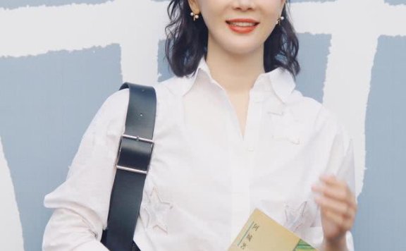 有种搭配叫陈数穿白衬衫,配黑色阔腿裤简约还高级