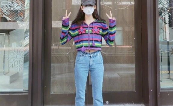 古力娜扎终于晒街拍,彩虹少女装摆pose,秒变校园女生