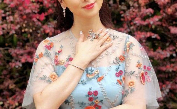 翁虹穿蓝色碎花裙凹造型,为了扮嫩真是豁出去了